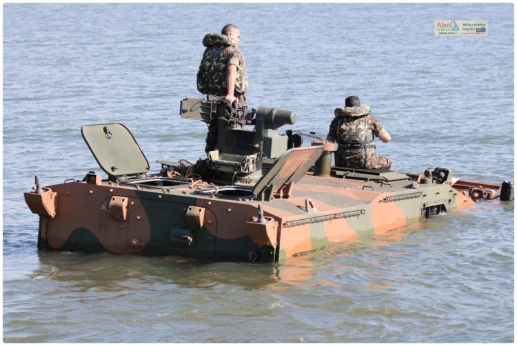 Novos motoristas de blindados anfíbios do exército fazem treinamento no Lago de Itaipu