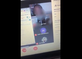 VÍDEO: Alunos da UFSC são surpreendidos com sexo explícito durante aula