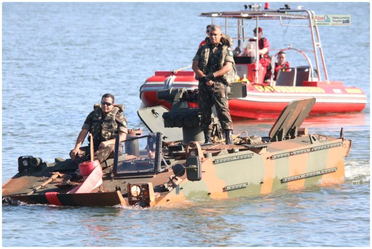 Novos motoristas de blindados anfíbios do exército fazem treinamento no Lago de Itaipu