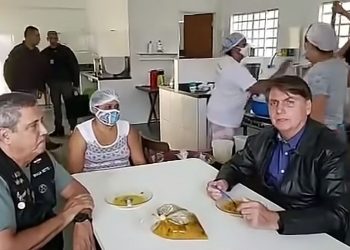 Saúde Forças Armadas devem começar a vacinar população, diz Bolsonaro