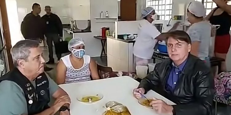 Saúde Forças Armadas devem começar a vacinar população, diz Bolsonaro