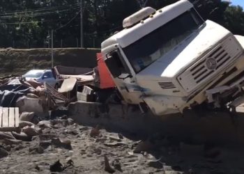 Caminhão carregado com cimento tomba no Viaduto da Paraná