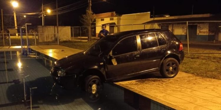 Motorista perde controle de veículo e quase cai em piscina no Porto Meira