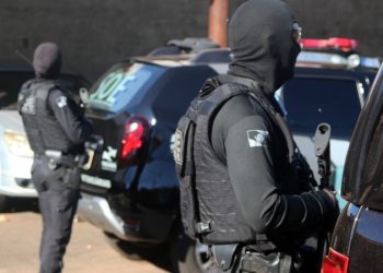 Detentos da carceragem de Santa Helena são remanejados para a penitenciária em Foz