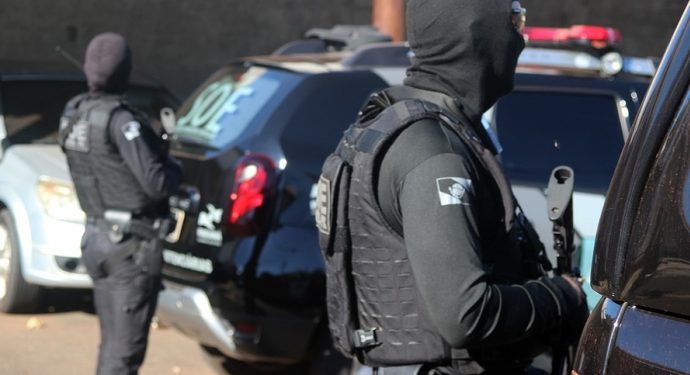 Detentos da carceragem de Santa Helena são remanejados para a penitenciária em Foz