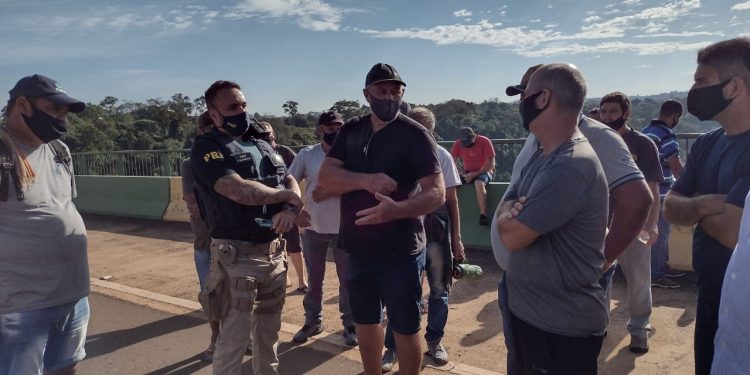 Caminhoneiros protestam na fronteira com a Argentina contra exigência de novo teste Covid
