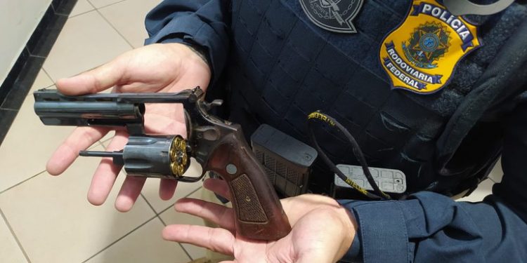 PRF prende idoso com revólver na cintura em Santa Terezinha de Itaipu