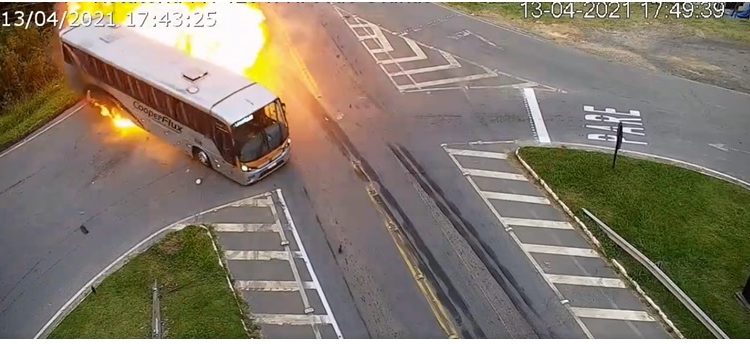 Vídeo: acidente envolvendo ônibus, carro e caminhão provoca explosão e morte no Paraná