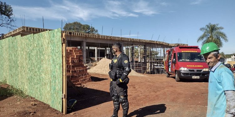 Corpo de Bombeiros segue buscas por trabalhadores soterrados