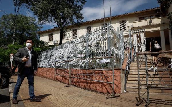 Ato em frente a Ministério homenageia mortos por covid-19 no Paraguai