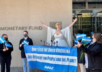 Vestida como Evita, brasileira pede ao FMI alívio da dívida para a Argentina