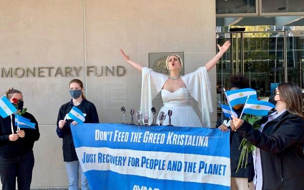 Vestida como Evita, brasileira pede ao FMI alívio da dívida para a Argentina