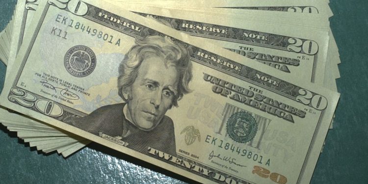Dólar sobe para R$ 5,49, mas cai pela quarta semana seguida