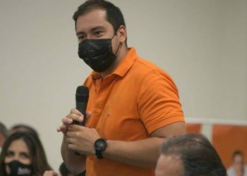 Prefeito de CDE negocia 250 mil doses da Sputnik V para trabalhadores do comércio