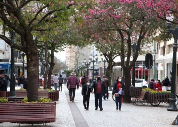 Estado estende horário de funcionamento do comércio e reduz toque de recolher