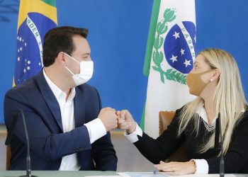 No lançamento, Banco do Agricultor Paranaense formaliza primeiros financiamentos