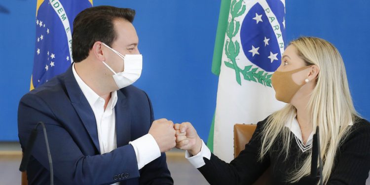 No lançamento, Banco do Agricultor Paranaense formaliza primeiros financiamentos