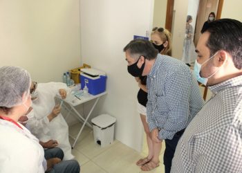 Vacinação e medidas de enfrentamento à pandemia melhoram indicadores no Paraná