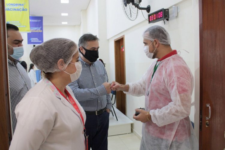 Vacinação e medidas de enfrentamento à pandemia melhoram indicadores no Paraná