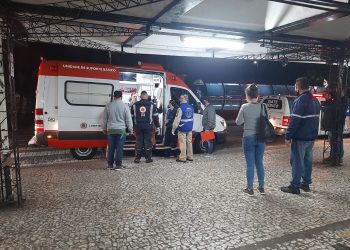 Homem ataca passageiros com faca em ônibus após freada no Paraná