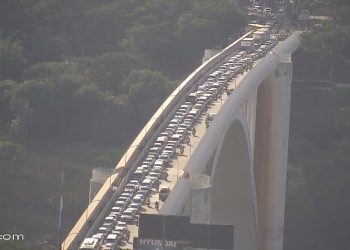 Manifestação causa congestionamento na Ponte da Amizade