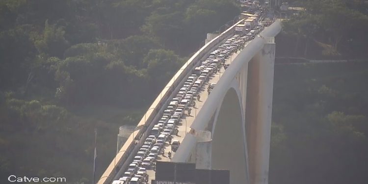 Manifestação causa congestionamento na Ponte da Amizade