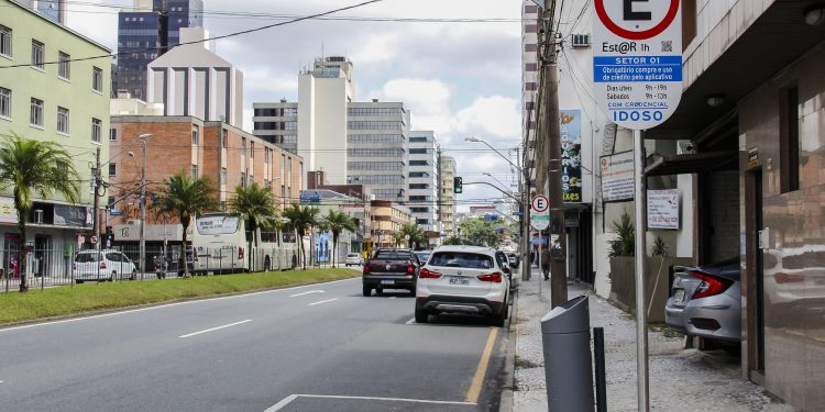 Com lotação de leitos, Curitiba deve entrar em bandeira vermelha