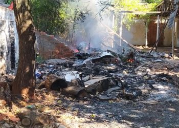Bombeiros apagam fogo no pátio da antiga Santa Casa