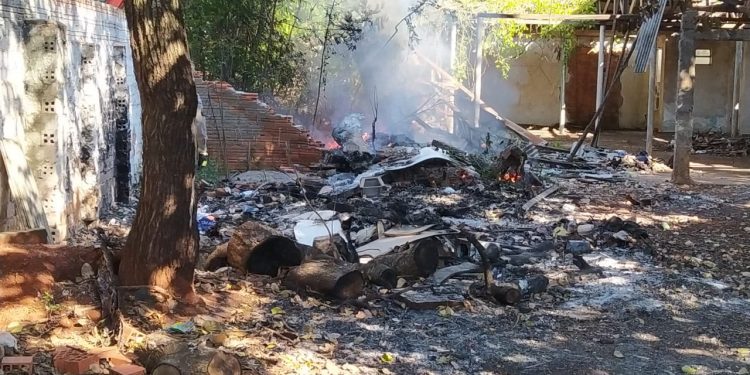 Bombeiros apagam fogo no pátio da antiga Santa Casa