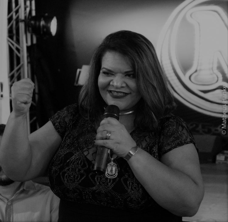 Morre professora Elaine Bernardes Ribeiro, aos 51 anos, vítima da Covid-19