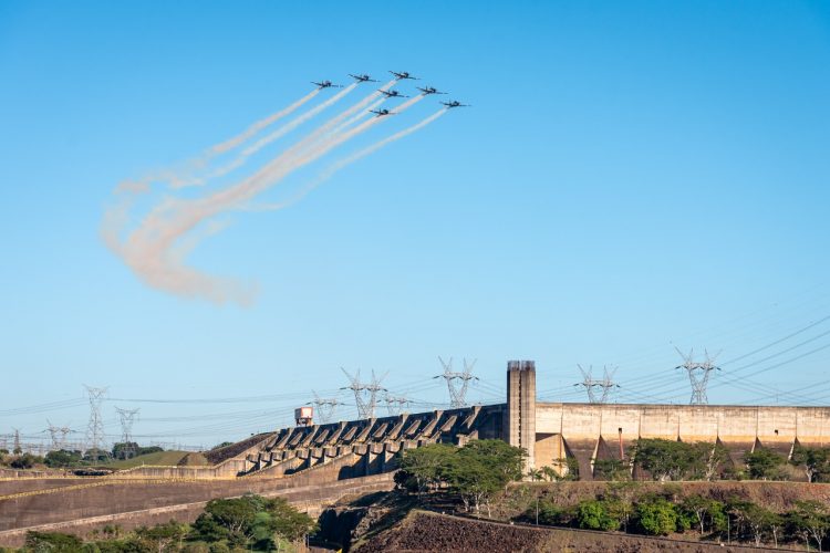 Tempo abre e ‘Esquadrilha da Fumaça’ dá um show no céu de Foz do Iguaçu