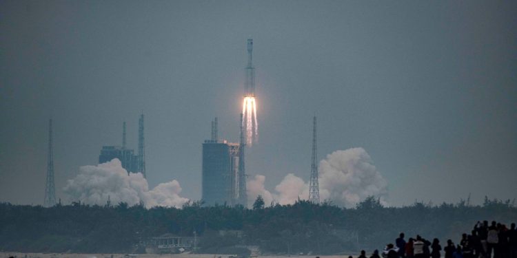 Parte de 20 toneladas de foguete chinês cairá na Terra até amanhã