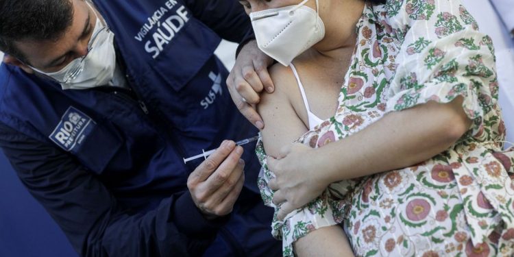 Anvisa orienta suspensão de vacina da AstraZeneca para grávidas