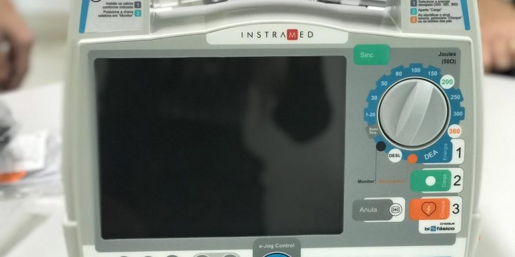 Sindicato dos Auditores da Receita Federal entrega cardioversor ao Hospital Municipal