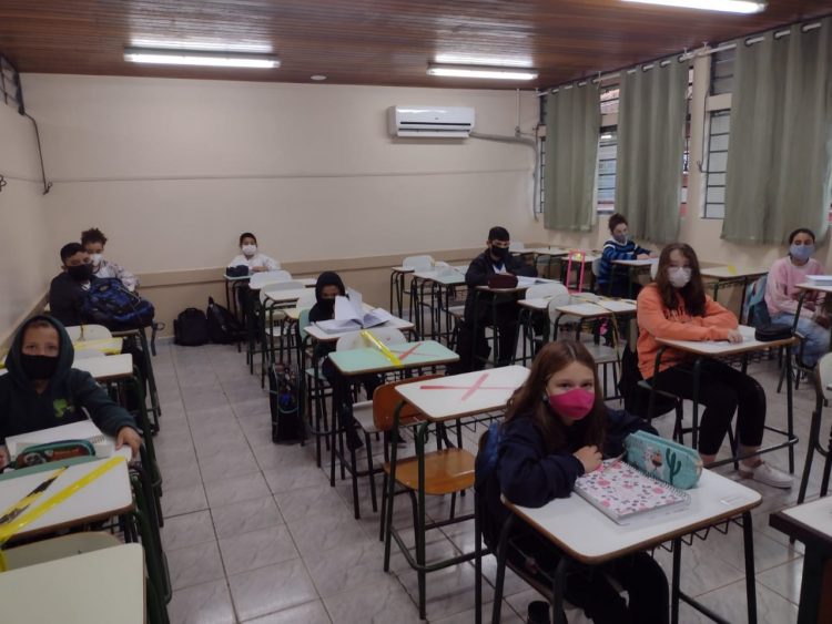 Colégios estaduais iniciam retomada gradual das aulas presenciais em Foz do Iguaçu