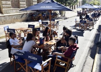 Paraguai flexibiliza restrições e permite bares e restaurantes até a meia noite