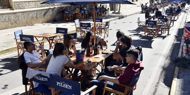 Paraguai flexibiliza restrições e permite bares e restaurantes até a meia noite