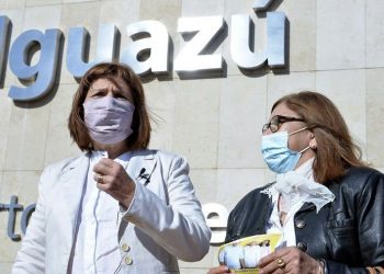 Ex-ministra da Segurança da Argentina confunde Puerto Iguaçu com Foz ao desembarcar na cidade