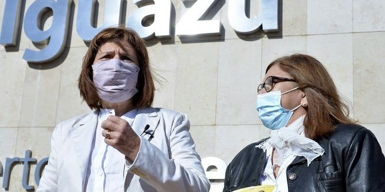 Ex-ministra da Segurança da Argentina confunde Puerto Iguaçu com Foz ao desembarcar na cidade