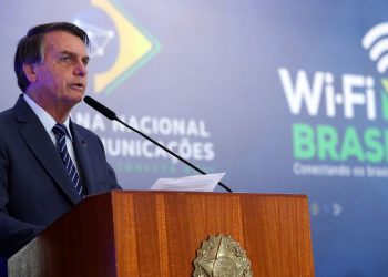 Bolsonaro defende liberdade e cogita decreto de livre circulação