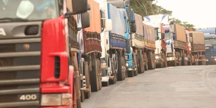 Em greve, caminhoneiros paraguaios prometem fechar a fronteira