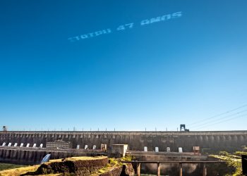 Tempo abre e ‘Esquadrilha da Fumaça’ dá um show no céu de Foz do Iguaçu