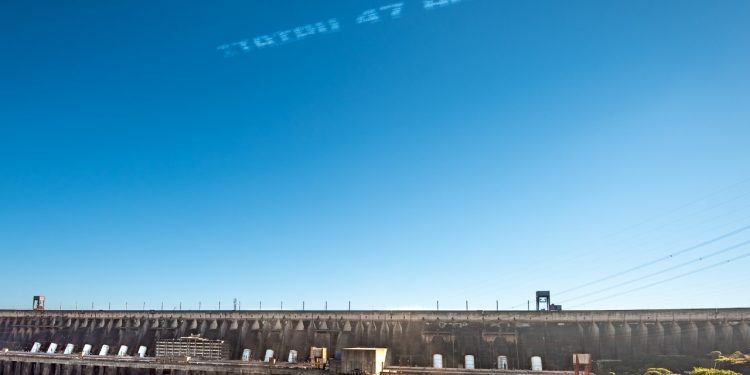 Tempo abre e ‘Esquadrilha da Fumaça’ dá um show no céu de Foz do Iguaçu