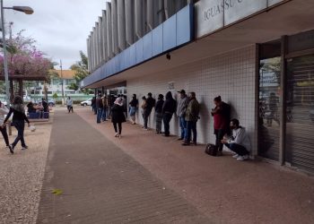 Busca por Auxílio Emergencial gera filas nas agências da Caixa em Foz do Iguaçu
