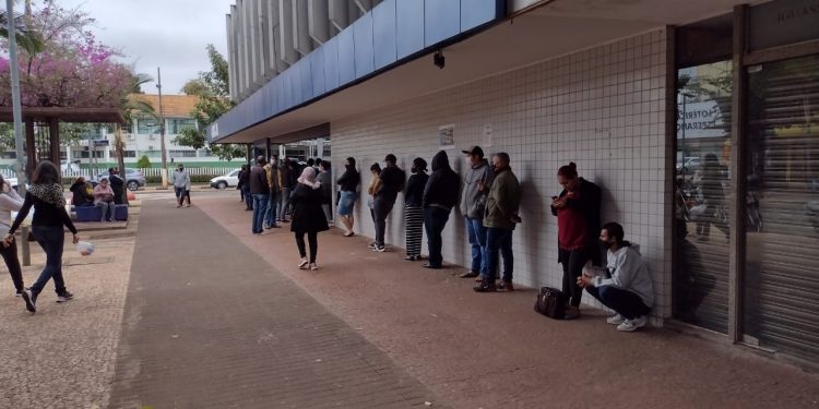 Busca por Auxílio Emergencial gera filas nas agências da Caixa em Foz do Iguaçu