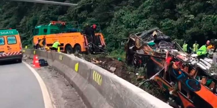 Polícia faz operação contra responsáveis por acidente de ônibus que deixou 19 mortos no Paraná