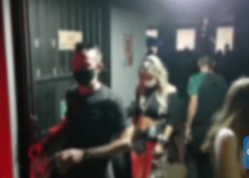 Iguaçuenses voltam a se aglomerar em casas noturnas de Cascavel; festa com 500 pessoas é encerrada