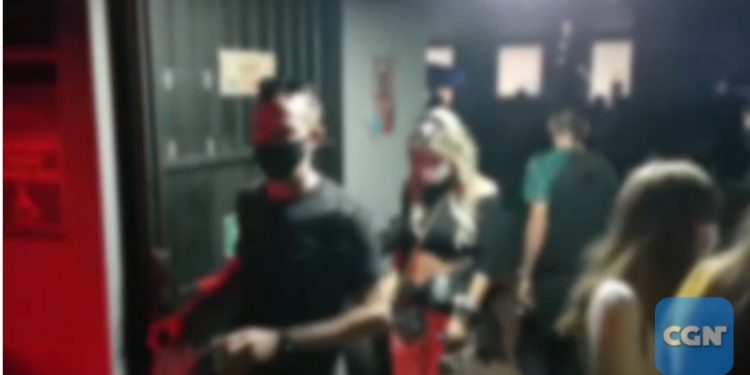 Iguaçuenses voltam a se aglomerar em casas noturnas de Cascavel; festa com 500 pessoas é encerrada