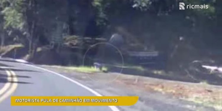 Vídeo: motorista pula de caminhão em movimento antes de grave acidente no sudoeste