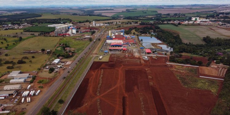 JBS vai construir a maior fábrica de empanados do mundo no Paraná; veja onde